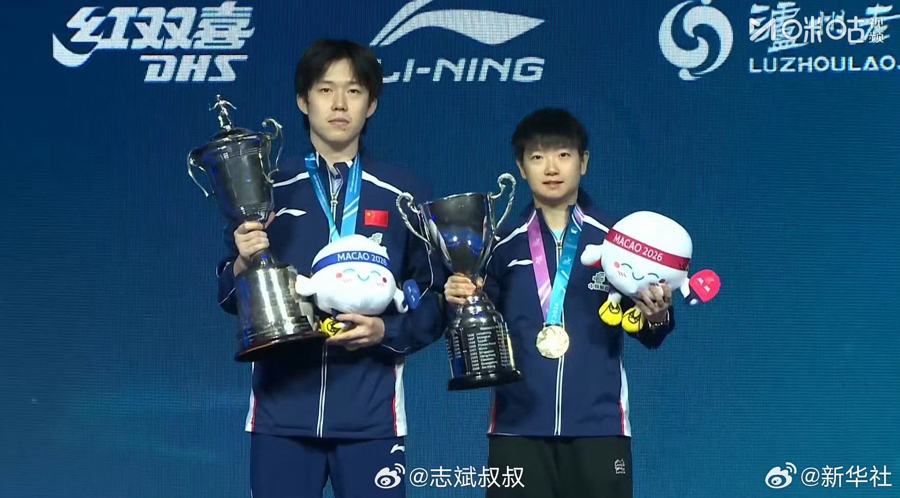 王楚钦孙颖莎世界杯冠军合影顶峰相见啊！我好奇他俩上一次同台夺冠合影是啥时候的事