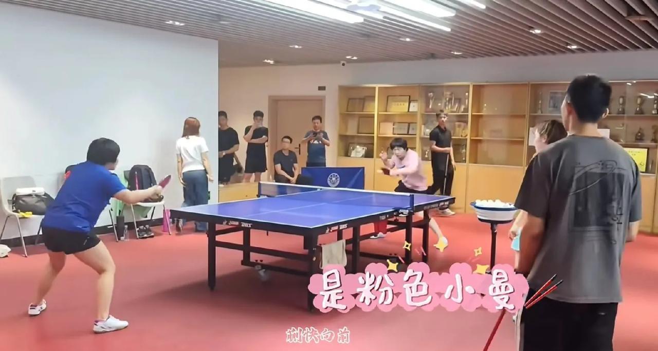 深大幼儿园的三个小伙伴已经开始备战乒超联赛第二阶段。粉色的小曼姐和蓝色的小蘑菇