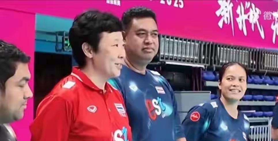 冯坤场边指点泰国二传！球迷喊话：回国带一带我们的二传吧。亚锦赛半决赛泰国3