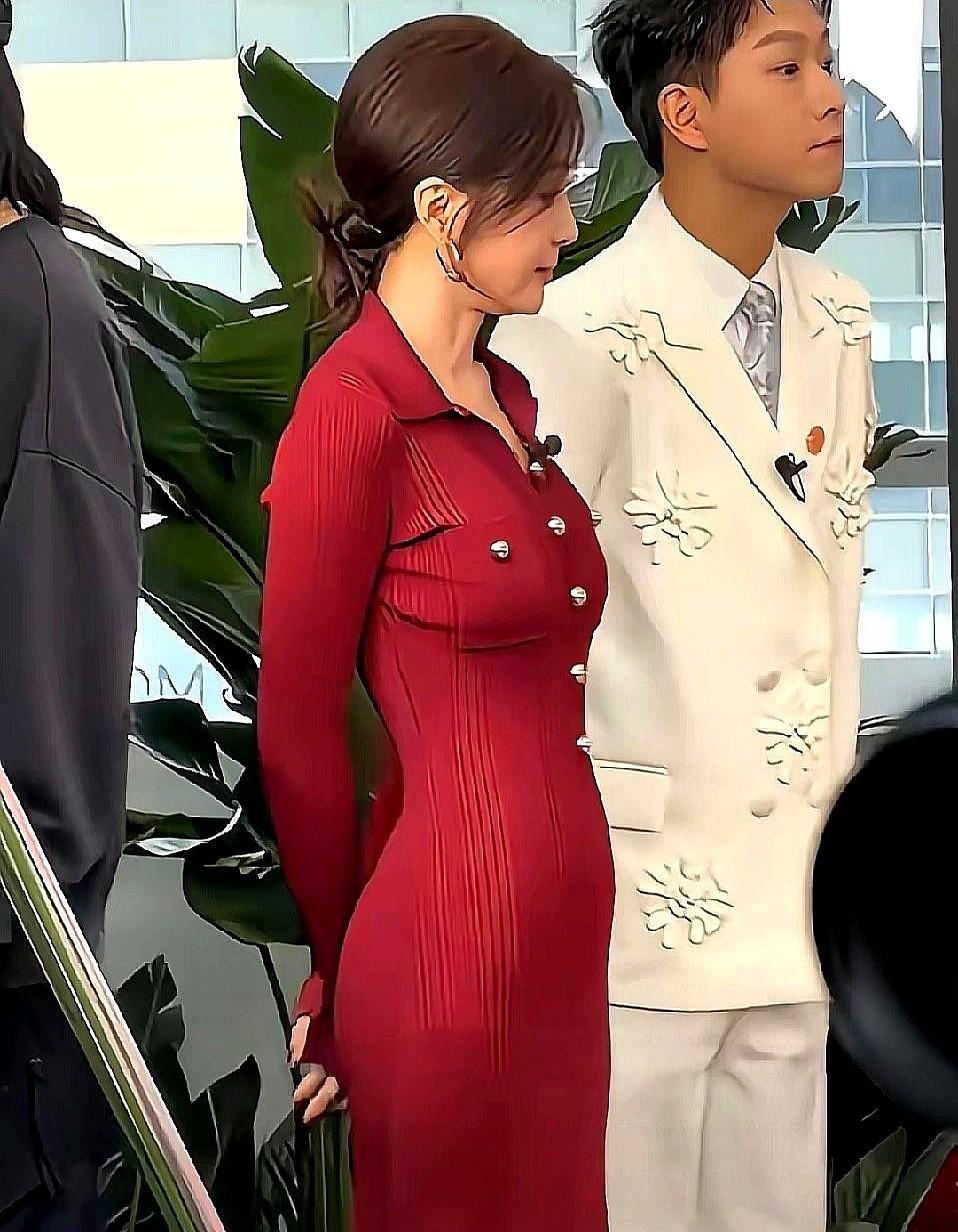 刚在后台，亲耳听见一个一线女演员骂人了。不是对着镜头，是拧开保温杯的瞬间，对助