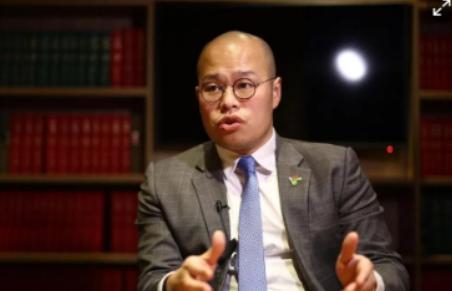 黎智英儿子最近那心情，就跟坐过山车似的，从云端直接跌到谷底。他爹黎智英，那可