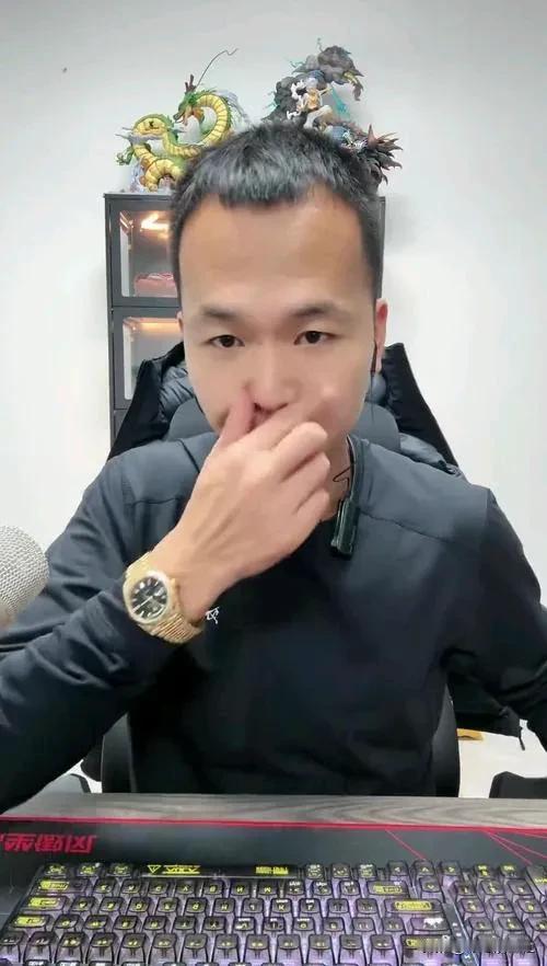 在探讨潘宏与艾特这一事件的过程中，我深刻体会到了人性的多面性。社会上总存在着