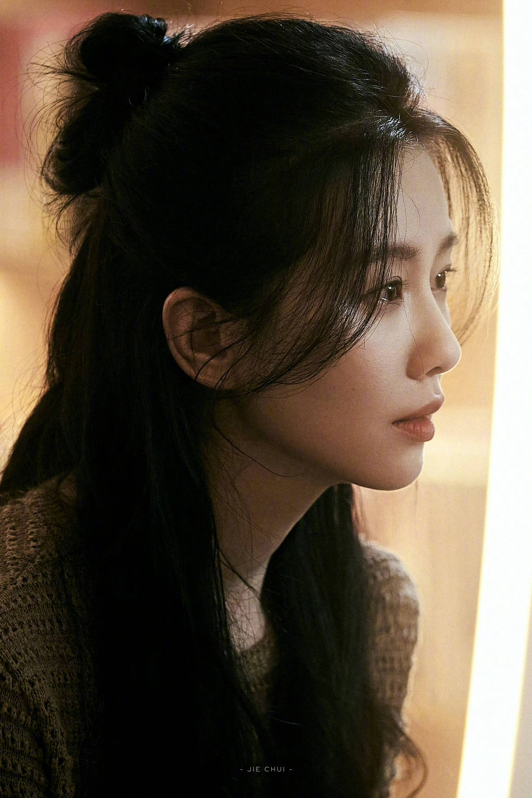 不知为何，一眼望去，不知是不是妆容的缘故，张导把刘诗诗拍的稍显油腻了，眼神戏也有