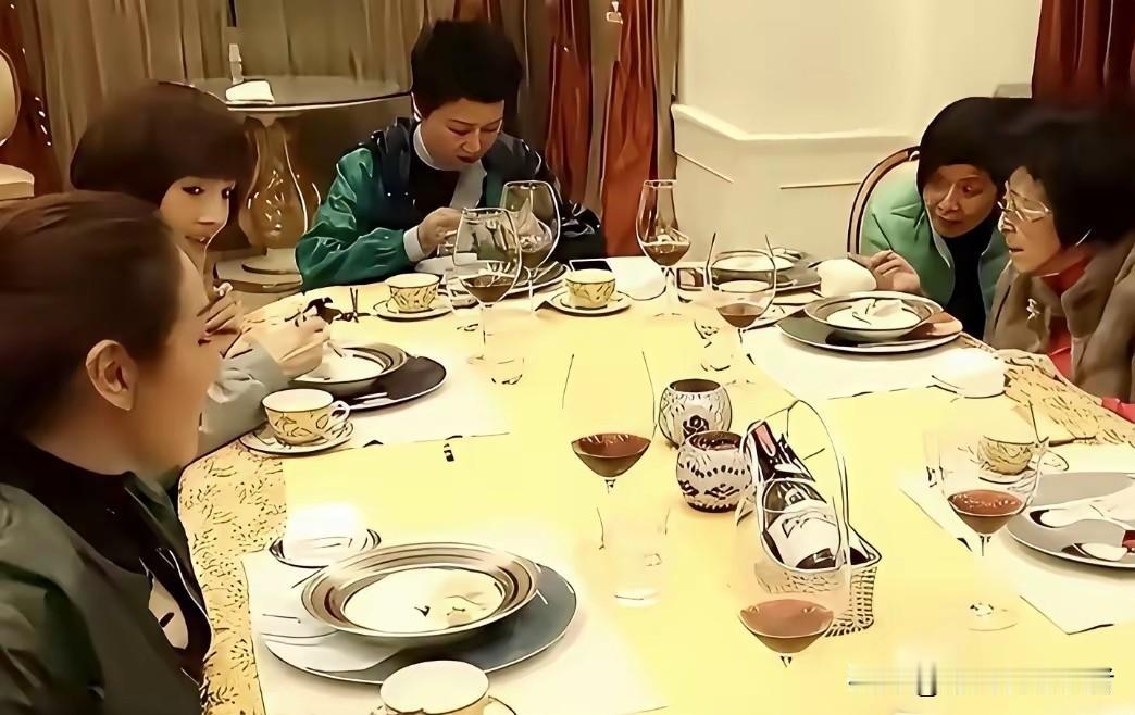 何鸿燊赌王家吃顿饺子为了保证新鲜口感一个个上！真是好像红楼梦里一样，富人的生活真