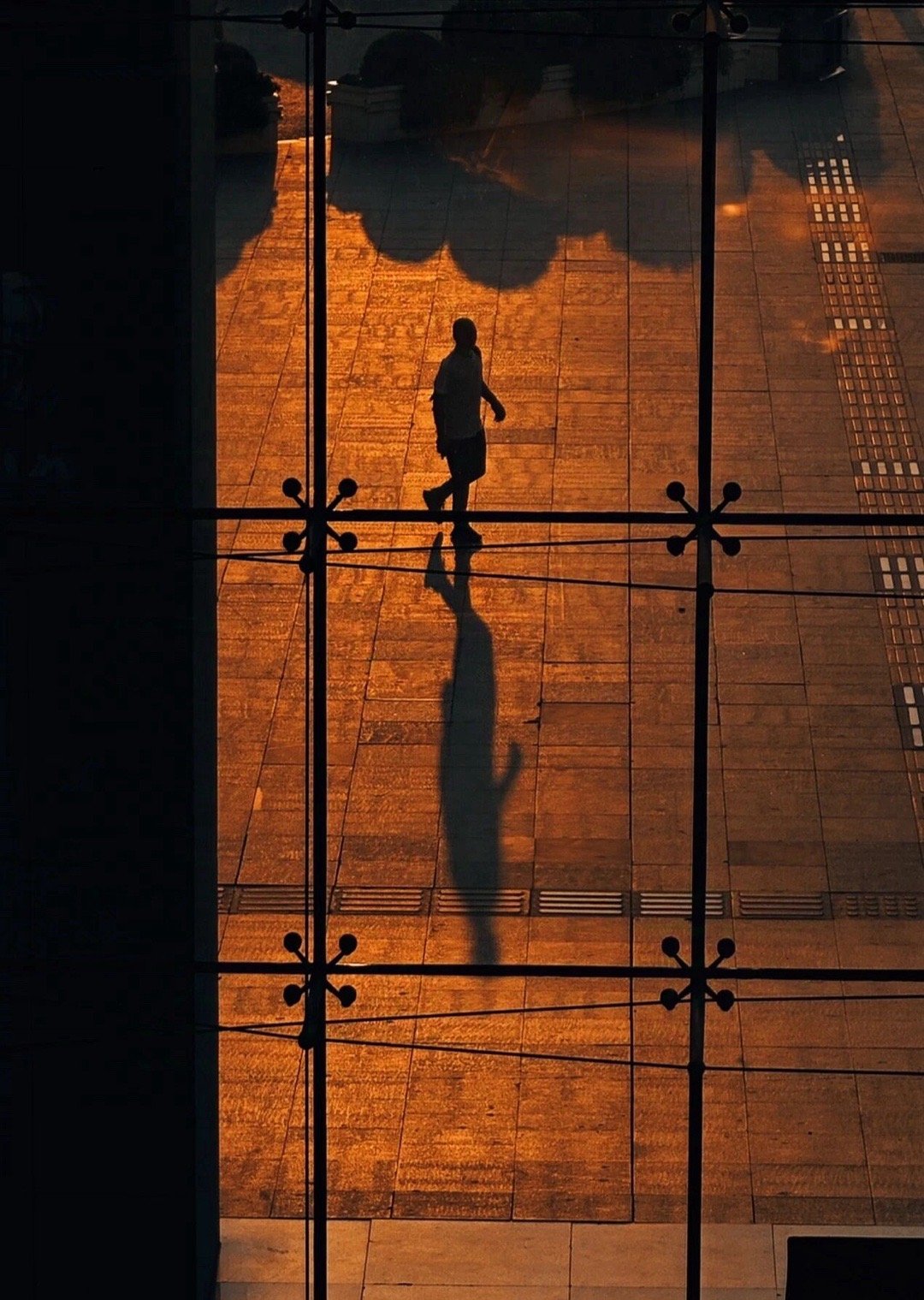 不要崇拜任何人，成功的背后，不是沧桑，就是肮脏。