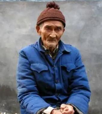 1937年，机枪手卿伯金正在放哨，稻田中突然传来了奇怪的水声，他摸过去一看，顿时