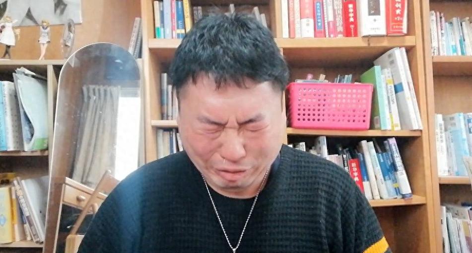 一个日本人，站台北西门町最热闹的十字路口，手里挥着五星红旗，对着镜头中日双语交替
