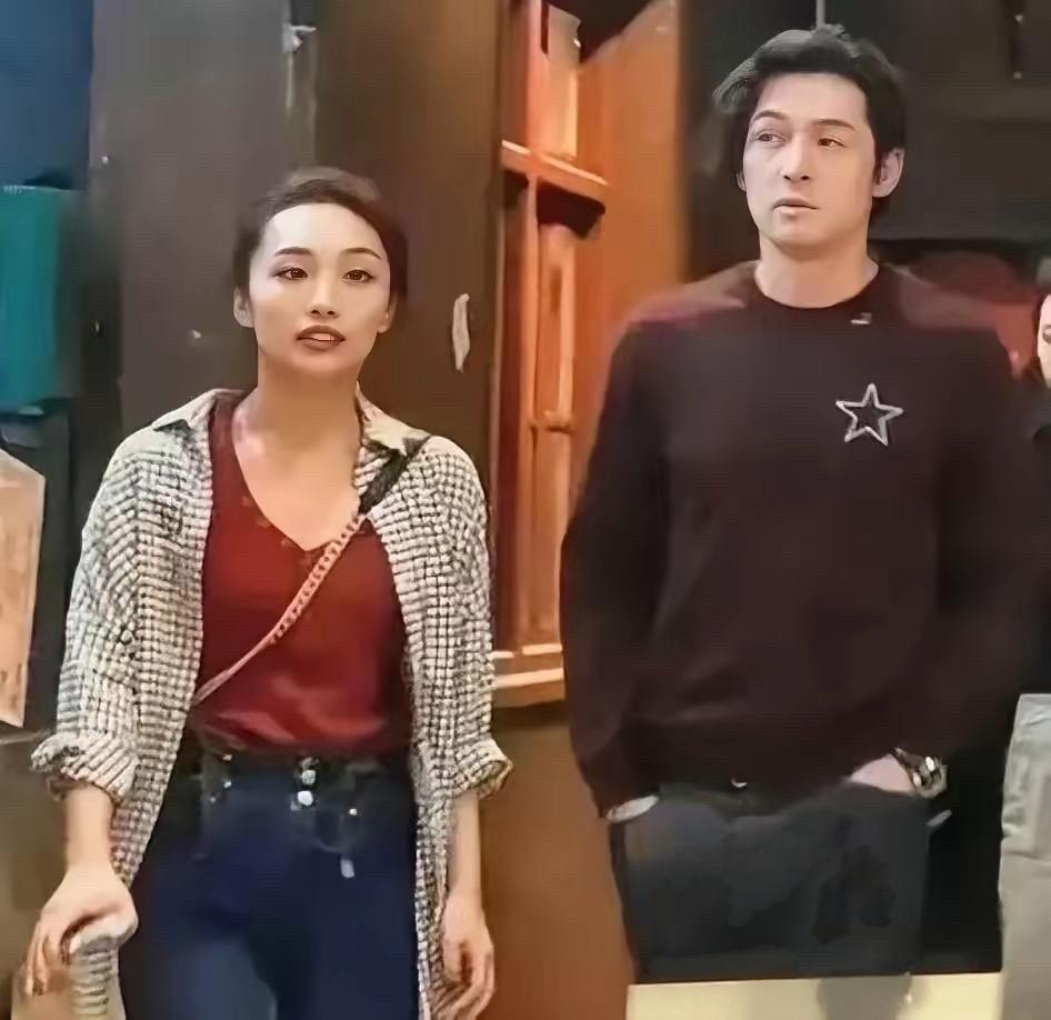 网友想不通：胡歌长这么帅，怎么会娶了长相普通的助理黄曦宁呢？黄曦宁从造型助理