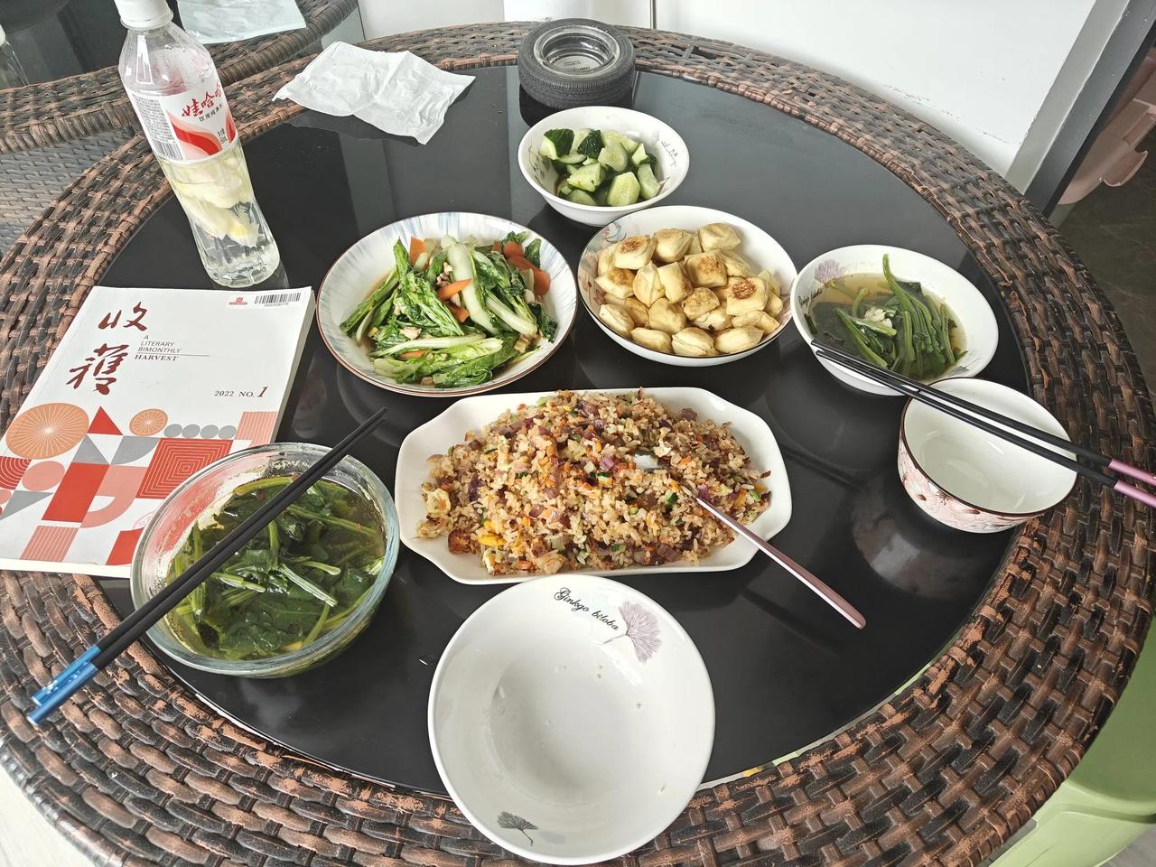 版纳这地方亮天晚，早上都快八点了，夜色才褪得干干净净，现出昨天的蓝天白云，让今天