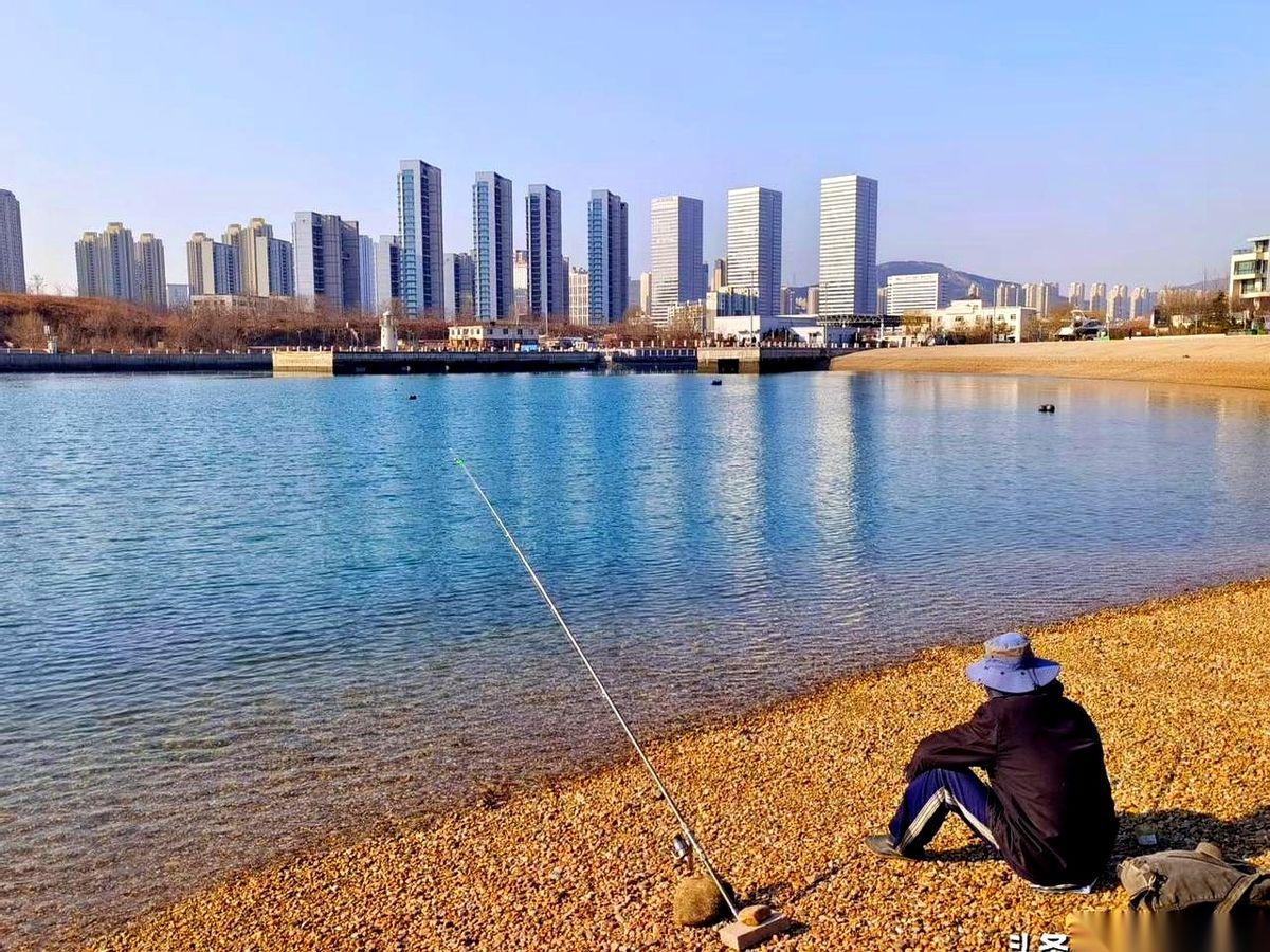 半夜活生生被风给干醒了。窗户跟要被拆了似的，哐哐响。我还以为下暴雪了，拉开窗帘