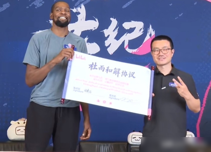 炸了，杜兰特跟徐静雨真见面了，还当场签了份和解协议。就在10月10日，澳门，NBA中国赛期间。直播间
