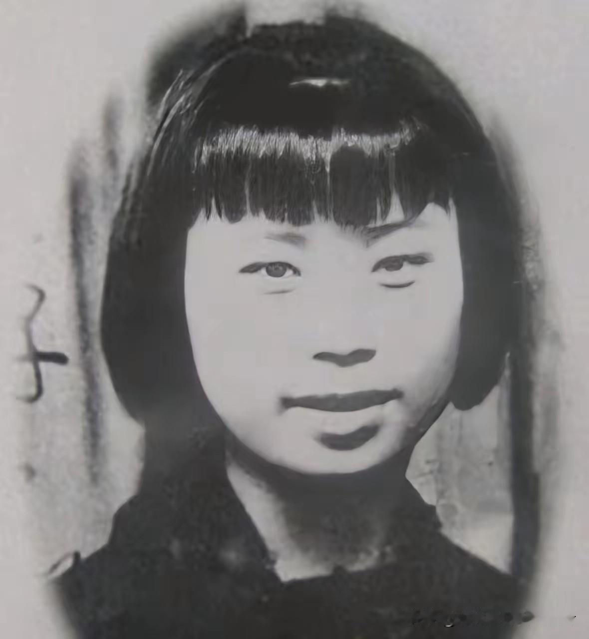 1941年，年轻的地下党员刘彩凤，在一次秘密执行联络任务时不幸身份暴露，遭到当地