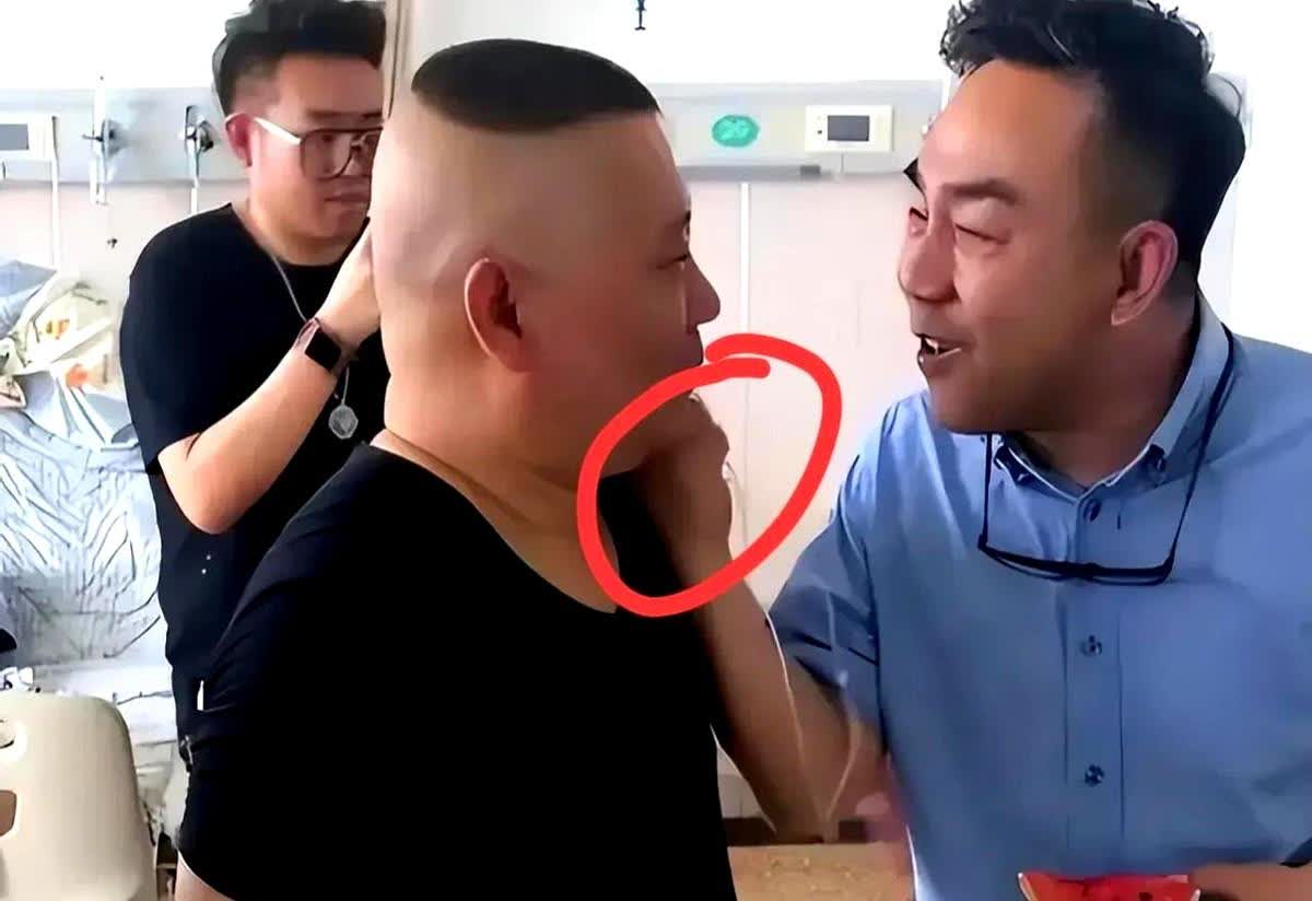杨仪现在最害怕的人应该就是郭德纲了，郭德纲深夜发文悼念"老爷子一路走好"这七个字
