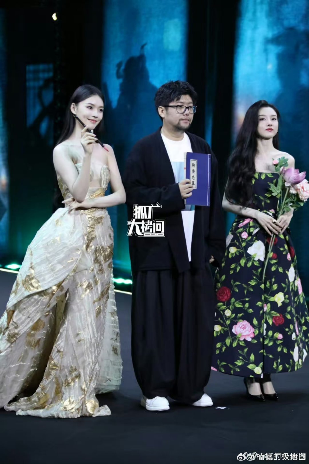 林允宋祖儿红毯互动宋祖儿帮林允提裙子妈呀，林允和宋祖儿红毯互动简直甜到齁！两人