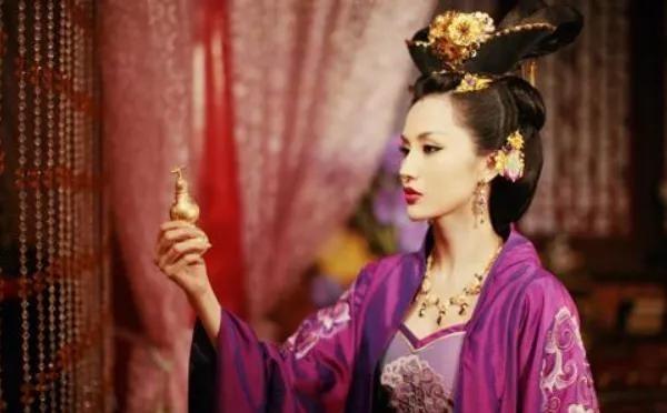 604年，隋文帝杨坚病重，宣华夫人陈氏日夜照顾。一天，陈氏身心俱疲，想出去更衣休