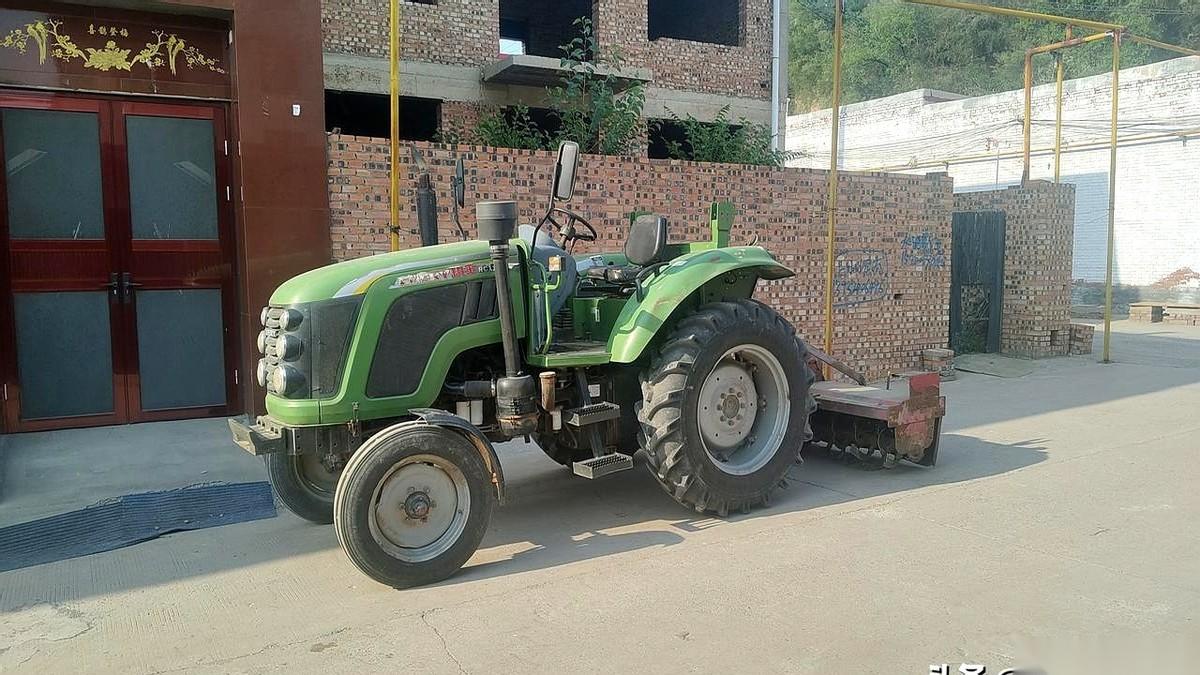 点火，挂挡，拖拉机的嗓门一下就吼了起来。地里铺满了牛粪，还没捂热乎，杂草就抢着