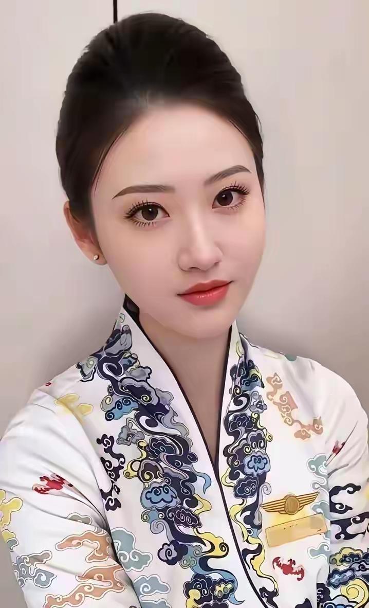 这位小姐姐穿着漂亮的印花衬衫。
