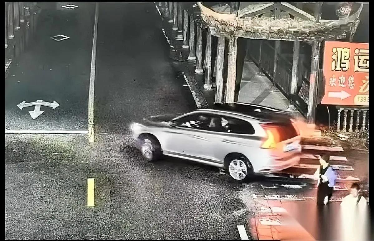 长汀这起车祸我越想越气就这么慢的过弯速度，怎么就能直直撞破护栏坠河呢？