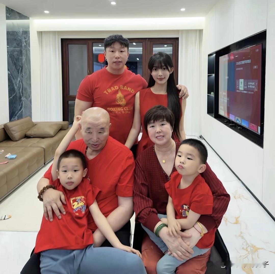 相声演员烧饼过年真喜庆，老婆打扮的好漂亮！演员烧饼的老婆在社交发文，给大家拜年