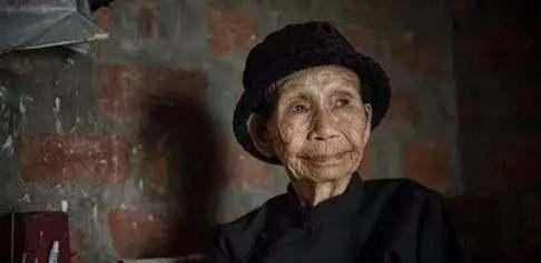 1945年，黄有良嫁给一个15岁的麻风病人。洞房花烛夜，丈夫从身后一把抱住黄有良