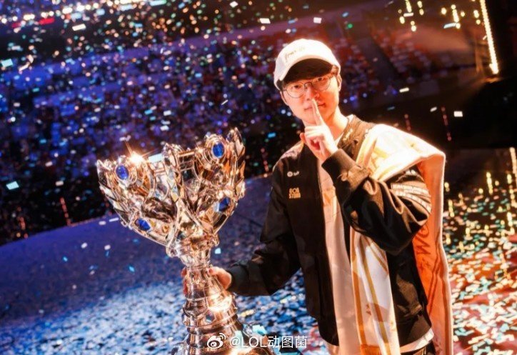 Faker更新社媒：与奖杯的合影⭐️⭐️⭐️⭐️⭐️⭐️👍Faker还是太强了
