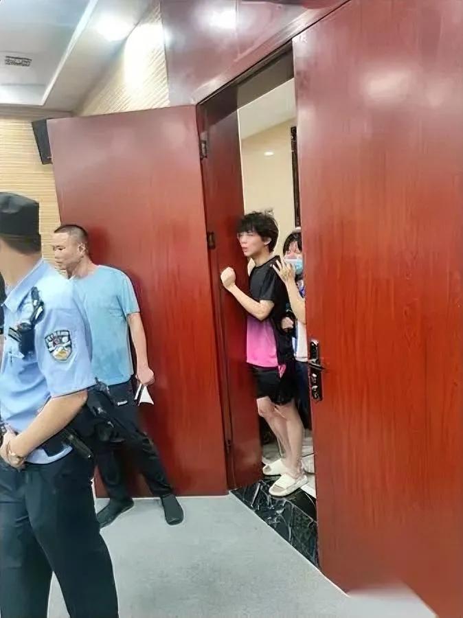你见过硬木打人吗？比刀还狠。之前我一直觉得冷兵器里刀最凶，直到早年在老家