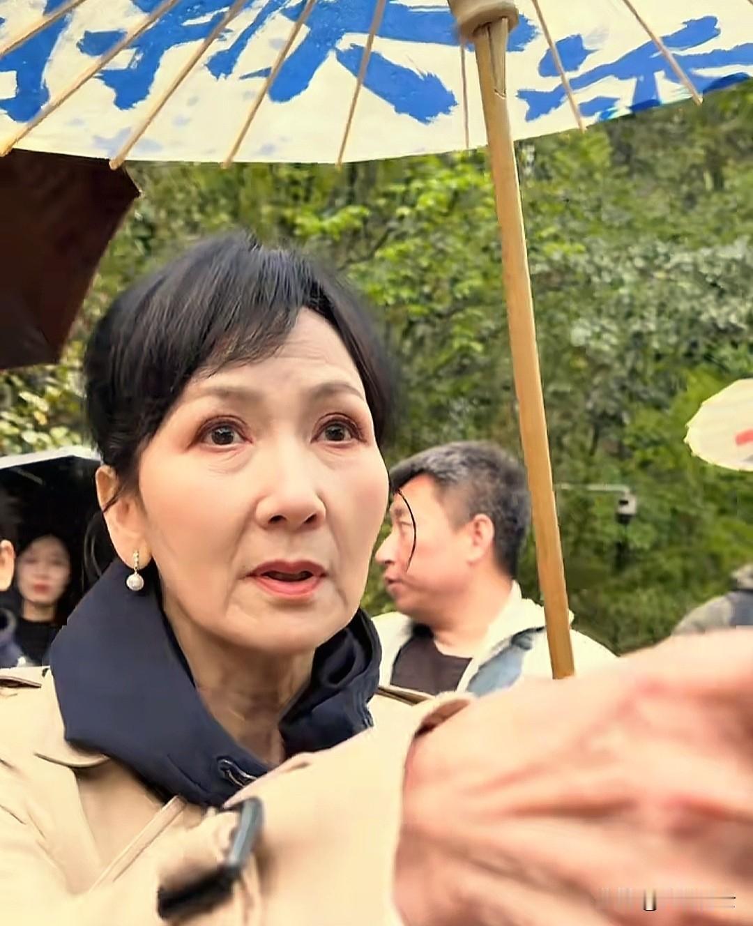 陈美琪是58年的，赵雅芝是53年，可陈美琪看上去比赵雅芝老的快点呢。陈美琪今