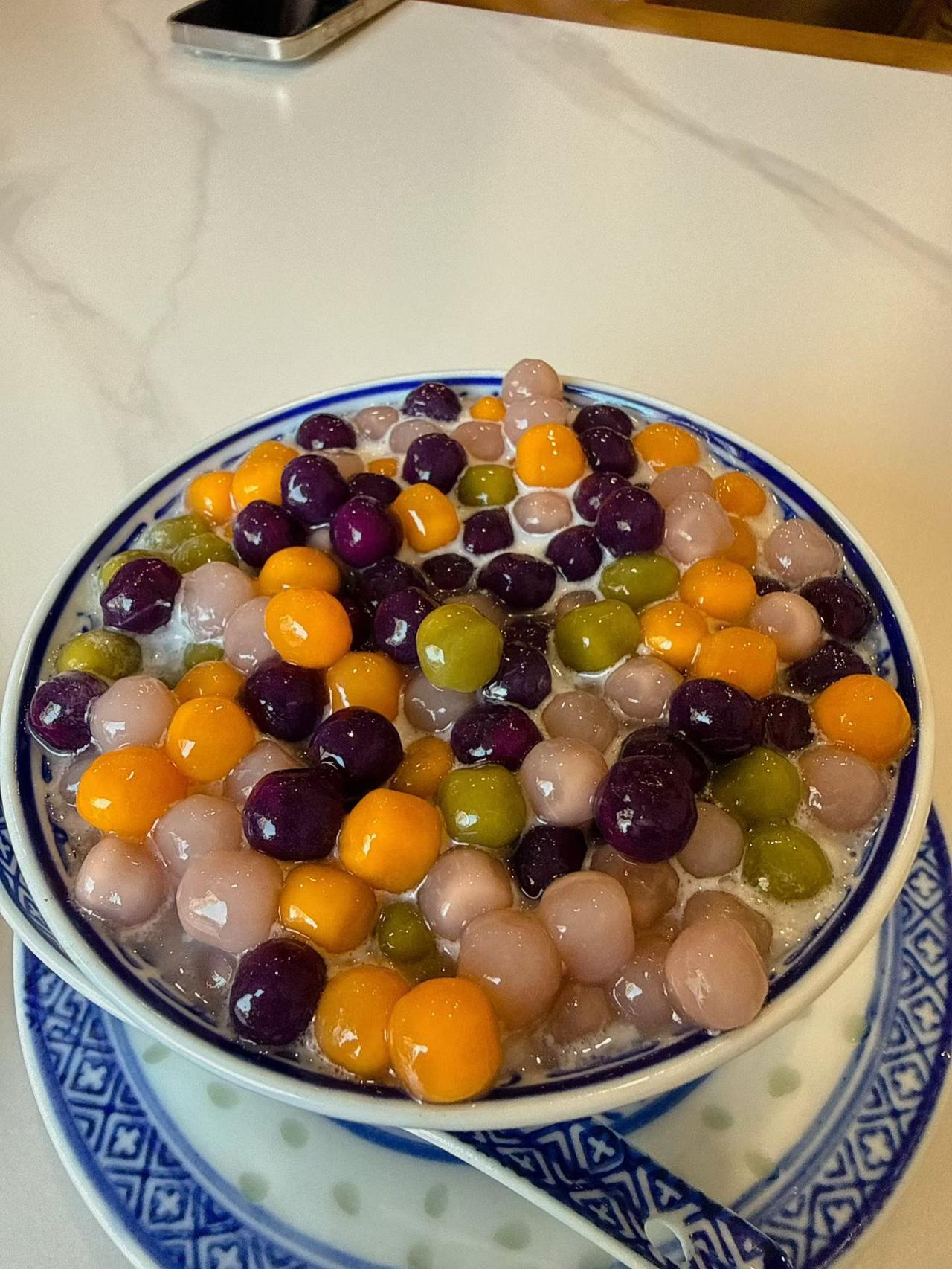 你瞅瞅这小圆子，紫的橙的粉的绿的，跟把糖果罐倒里头了似的，一颗颗圆滚滚、亮晶晶，