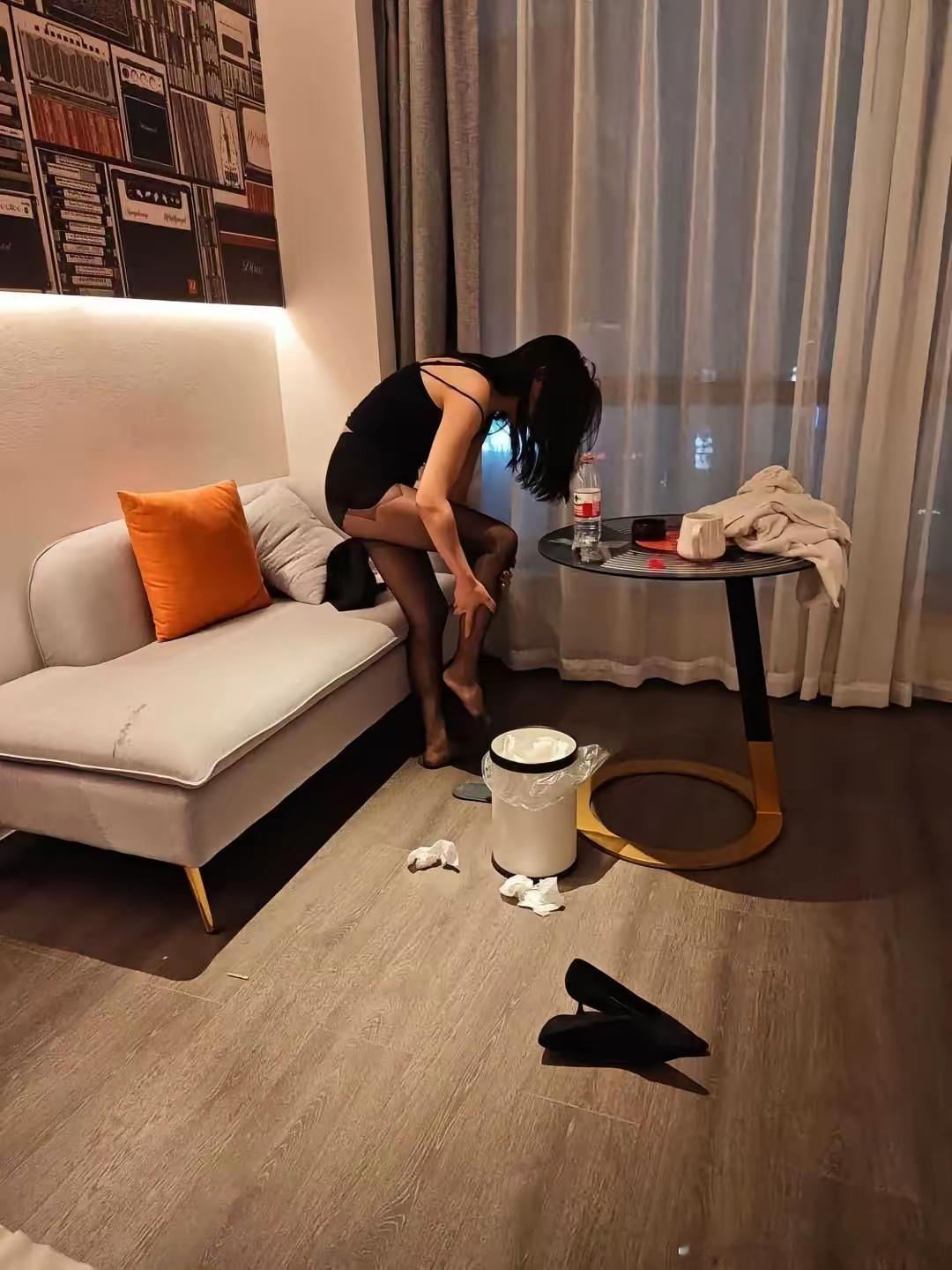 第一次见这种圆形玻璃桌，就一根柱子支撑在中间，感觉还挺新奇的。它看起来很有设计感