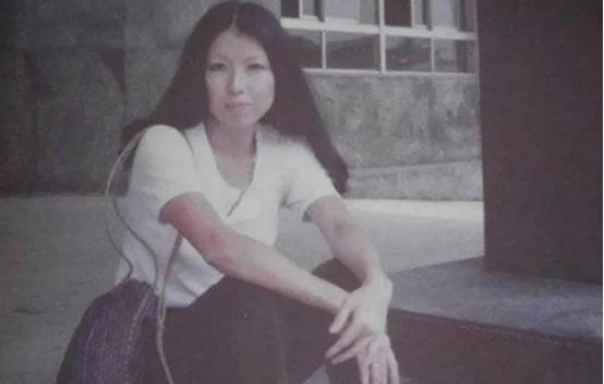 一次，三毛对李敖说:我去非洲沙漠是为了帮助那里的黑人！李敖反问道:你为什么不去帮