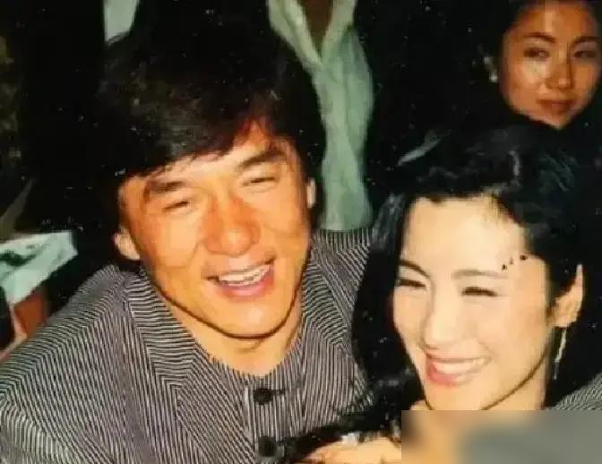 油麻地歌舞厅，1971年。20岁的成龙挑战梁小龙，咏春拳闪电出击，三招倒地。