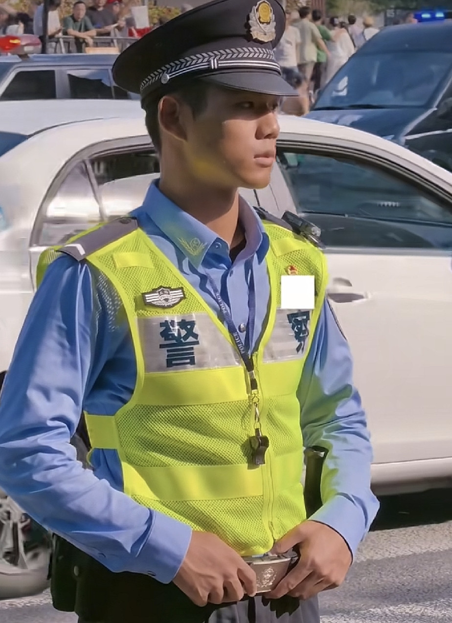 有人知道这是辅警还是正式警察呢？其实这个问题很简单，辅警和正式警察的最明显和固定的区别是胸标和警衔，