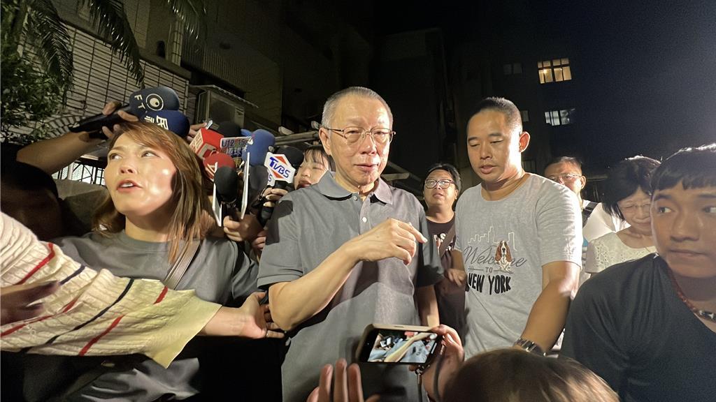 柯文哲以7000万元交保后，下午4时18分返抵新竹老家，与柯妈妈共享天伦之乐，除
