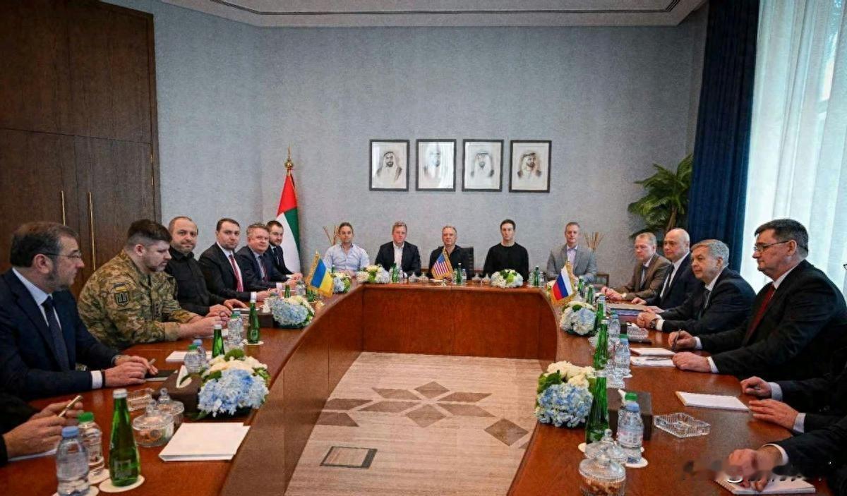 2月19日，第一天会谈落幕，俄乌激战谈判6小时，英防长突然爆料：俄军已迎来强力