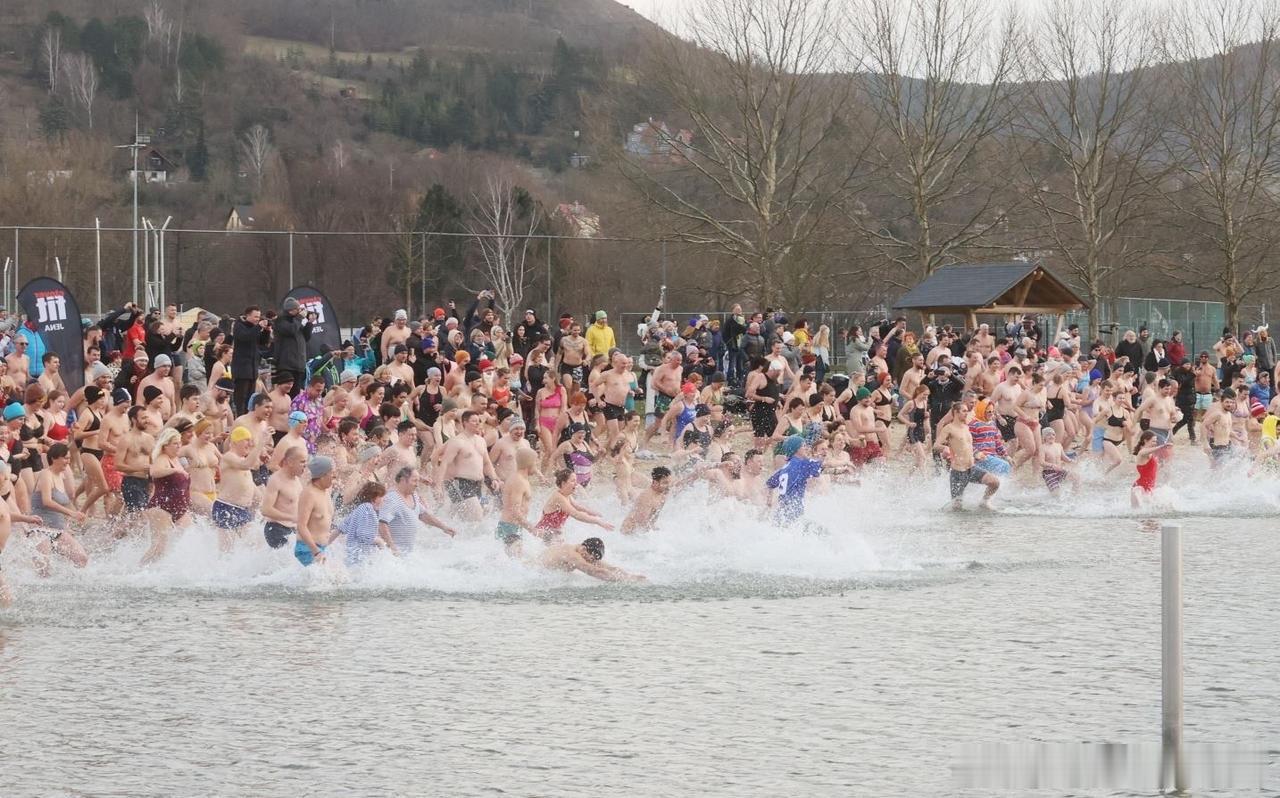 这么疯狂吗？都零下了还去冬泳？🧊❄️新年之始，一些勇敢的德国人会跳入冰水中，