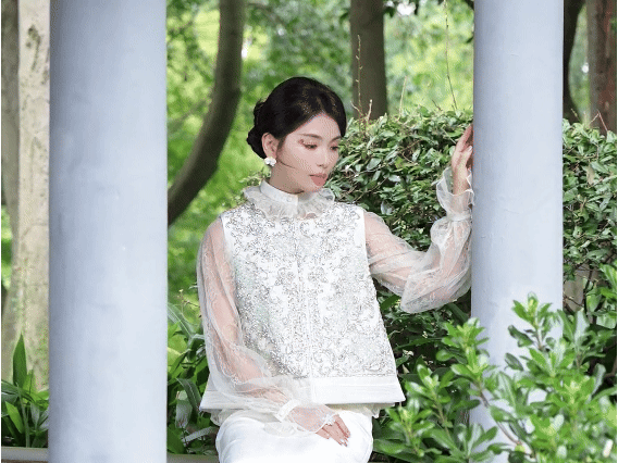 刘涛兰花妆刘涛在《太湖雅集》中所演绎的“兰花妆”，以低饱和色彩、花卉纹样与珍珠点