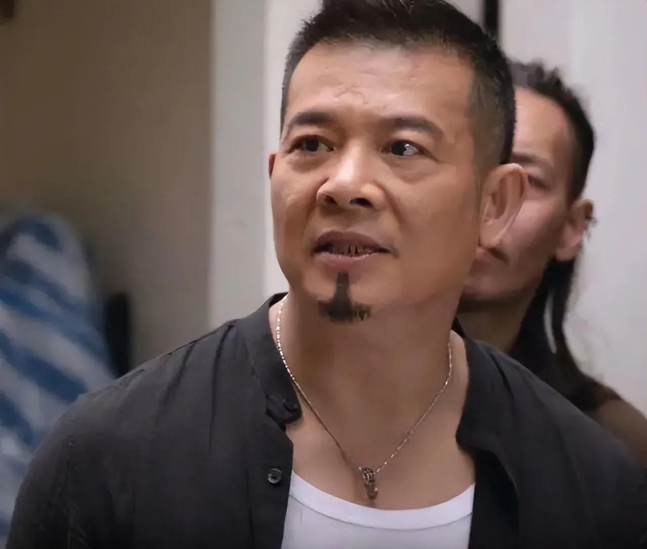 是真的！演员吴毅将真的在给何家劲当货车司机！港片“最狠反派”黄金配角吴毅将现
