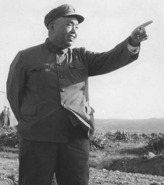 许世友被关禁闭，警卫排长送烧鸡，30年后，许世友推荐他当副司令“1953年1