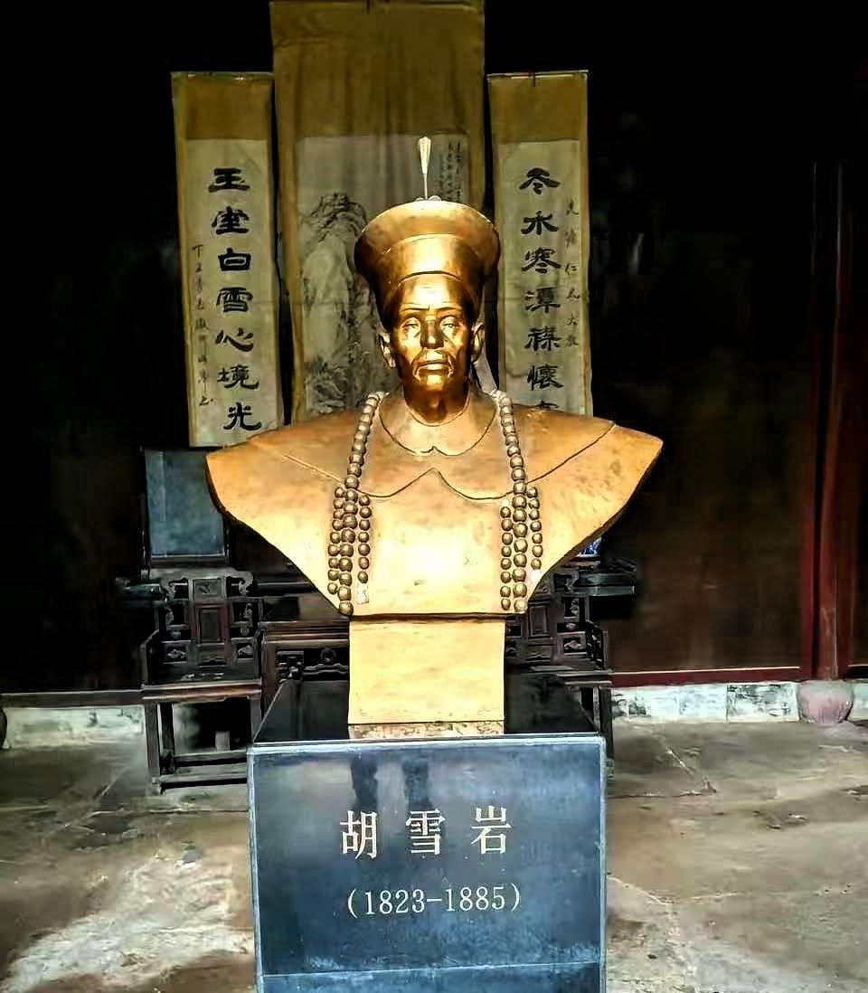 最狠的刀子，永远是自己人递过来的。李鸿章去看已经破产的胡雪岩，态度带着点胜利者