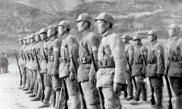 1942年，新四军26团被日军包围，眼看突围无望，团长决定与日军同归于尽，这时，