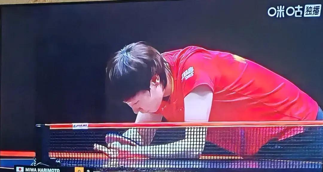 这一场球看下来，手心全是汗。王曼昱对张本美和，4比2拿下，看着比分挺稳，实