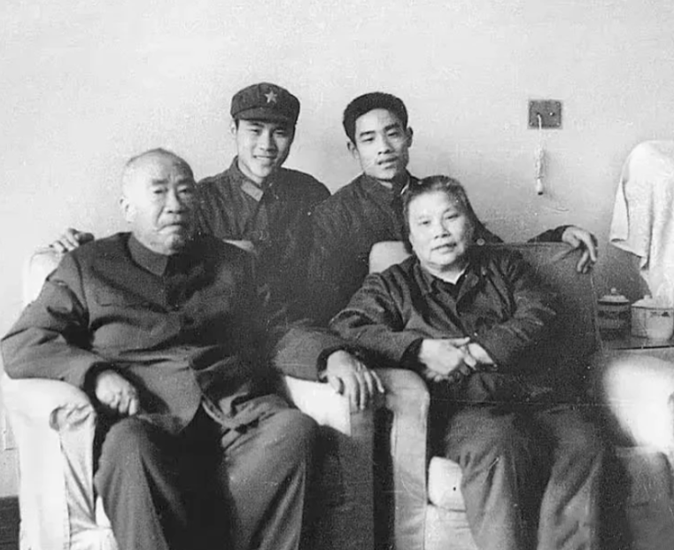 朱德元帅夫妇与2个孙子的一张合影，当时朱老总已迈入晚年！一张珍贵的老照片映入