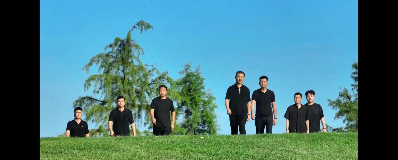金皖有约正式开启疆藏自驾游，首次休整也要干酒清库存。金总带着团队成员开着两部车