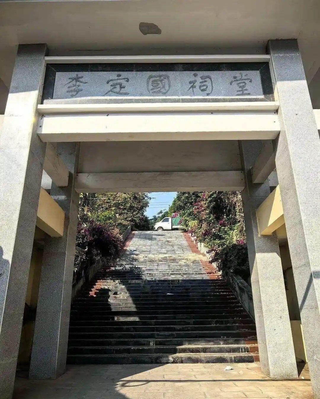 李定国起于乱世流民，十岁失怙。满清入关、华夏沉沦之际，他毅然起兵抗清，以一身热血