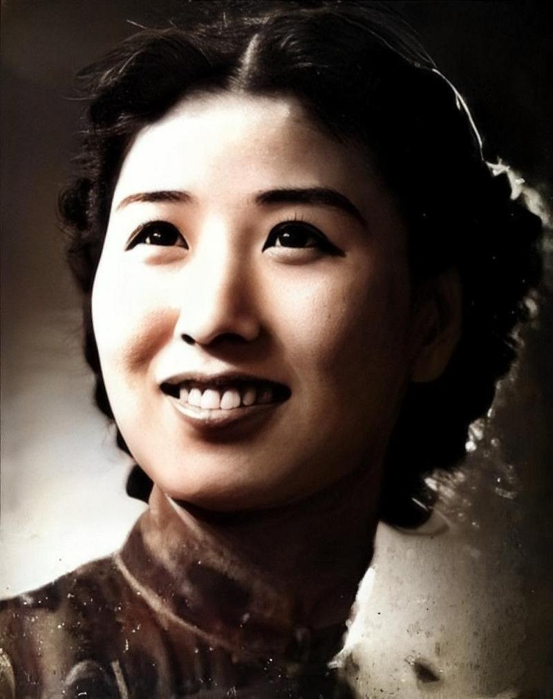 1940年深夜，郑苹如被押到小树林秘密处决，特务看她如此漂亮，实在不忍心下手，突