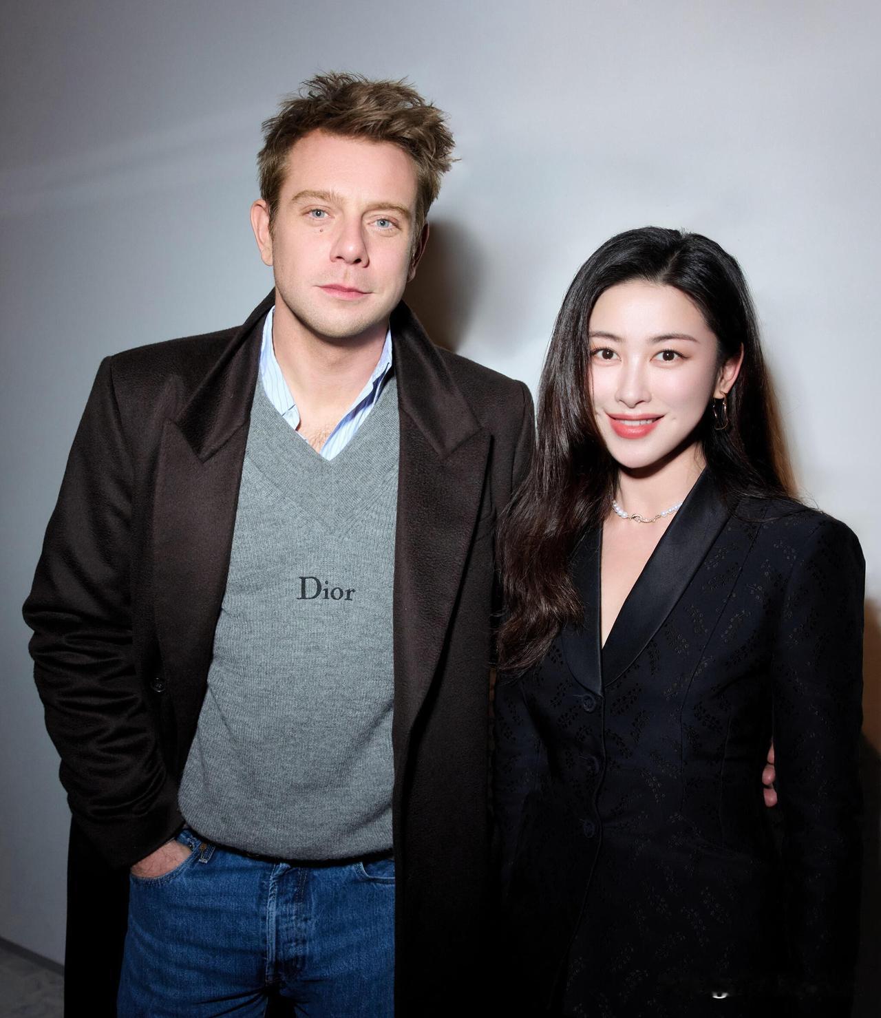 12月12日，演员朱珠更新动态，并配文“下雪啦”。她身穿羽绒服，头上戴了帽子