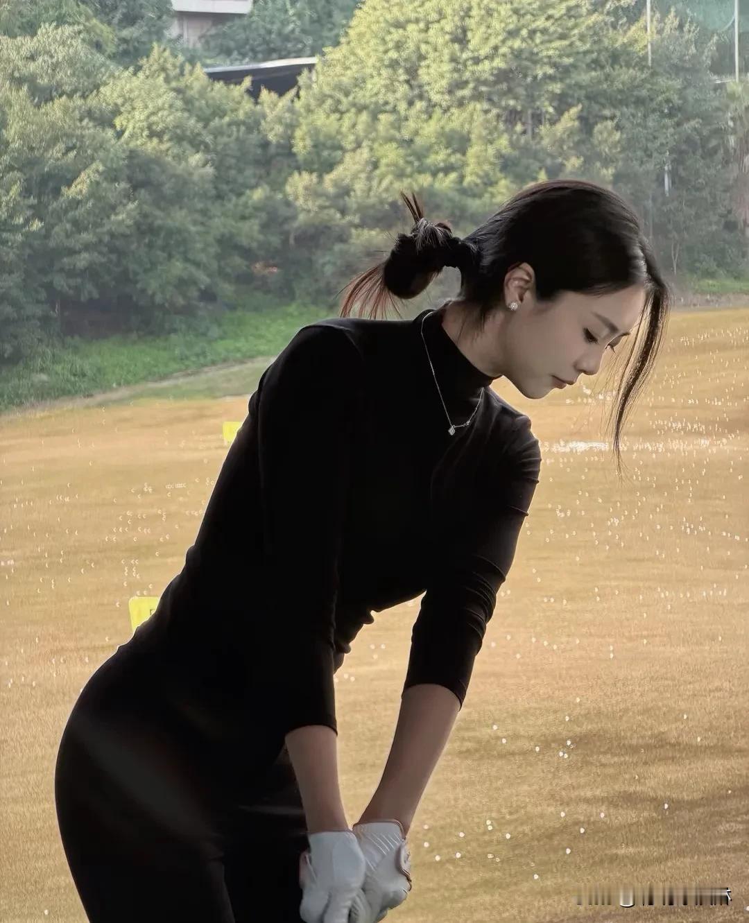 独特气质女孩，不做大众模板！自带光芒，无需滤镜加持。眼神有故事，穿搭