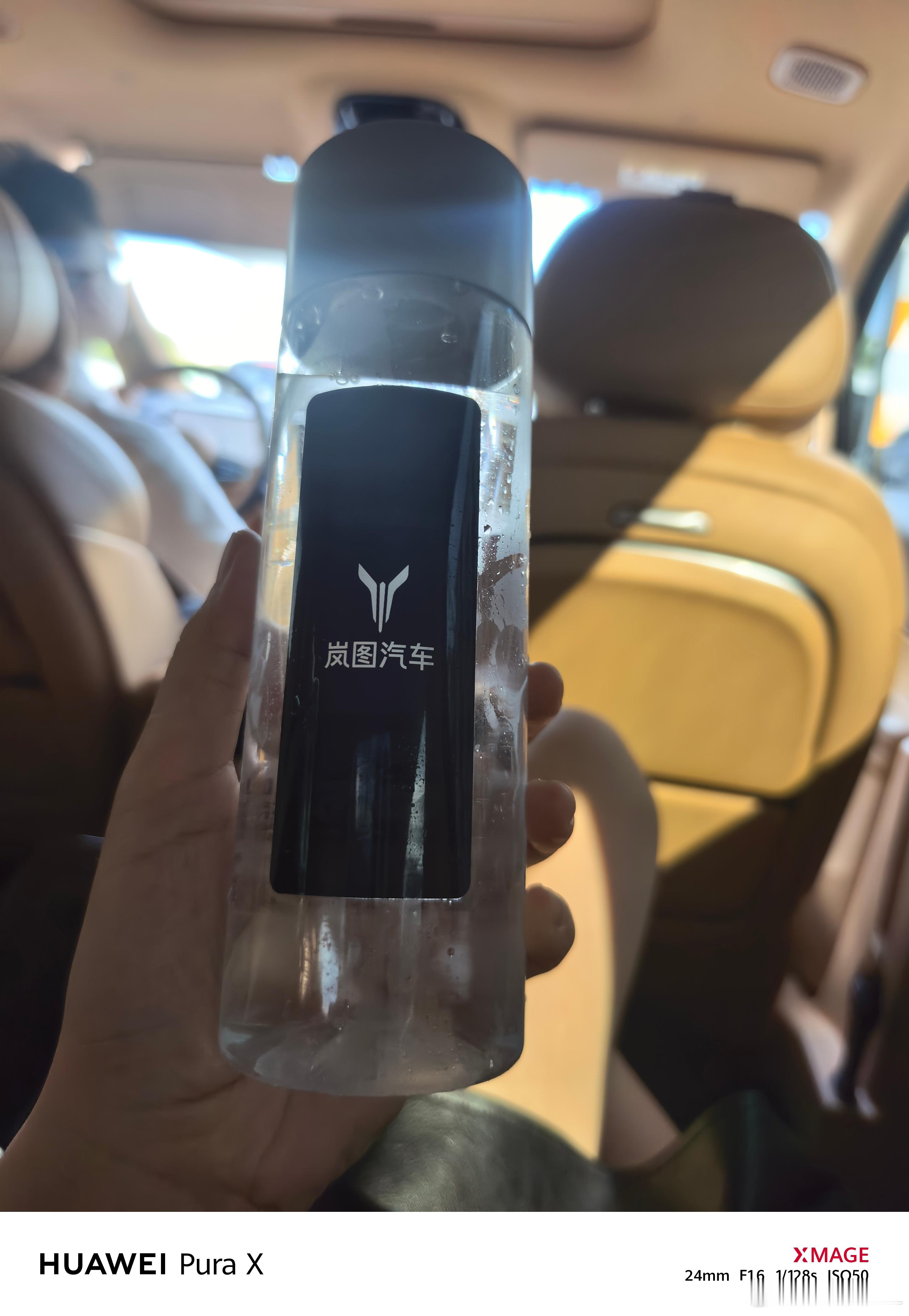 很久不坐高铁了。总是想着高铁上和飞机上一样有水。到了宁波高铁出站真的是又渴又热。