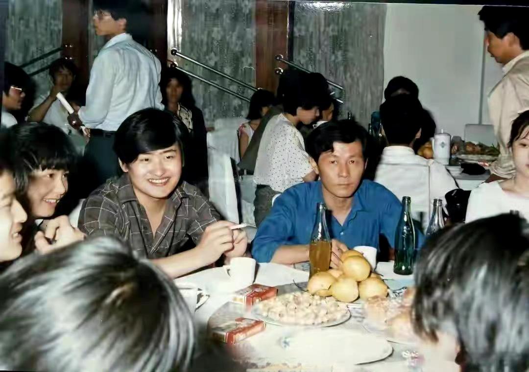 80年代末，刘欢与游本昌的旧照，这是某次节目后的聚餐。图中二人都很年轻，如今都已