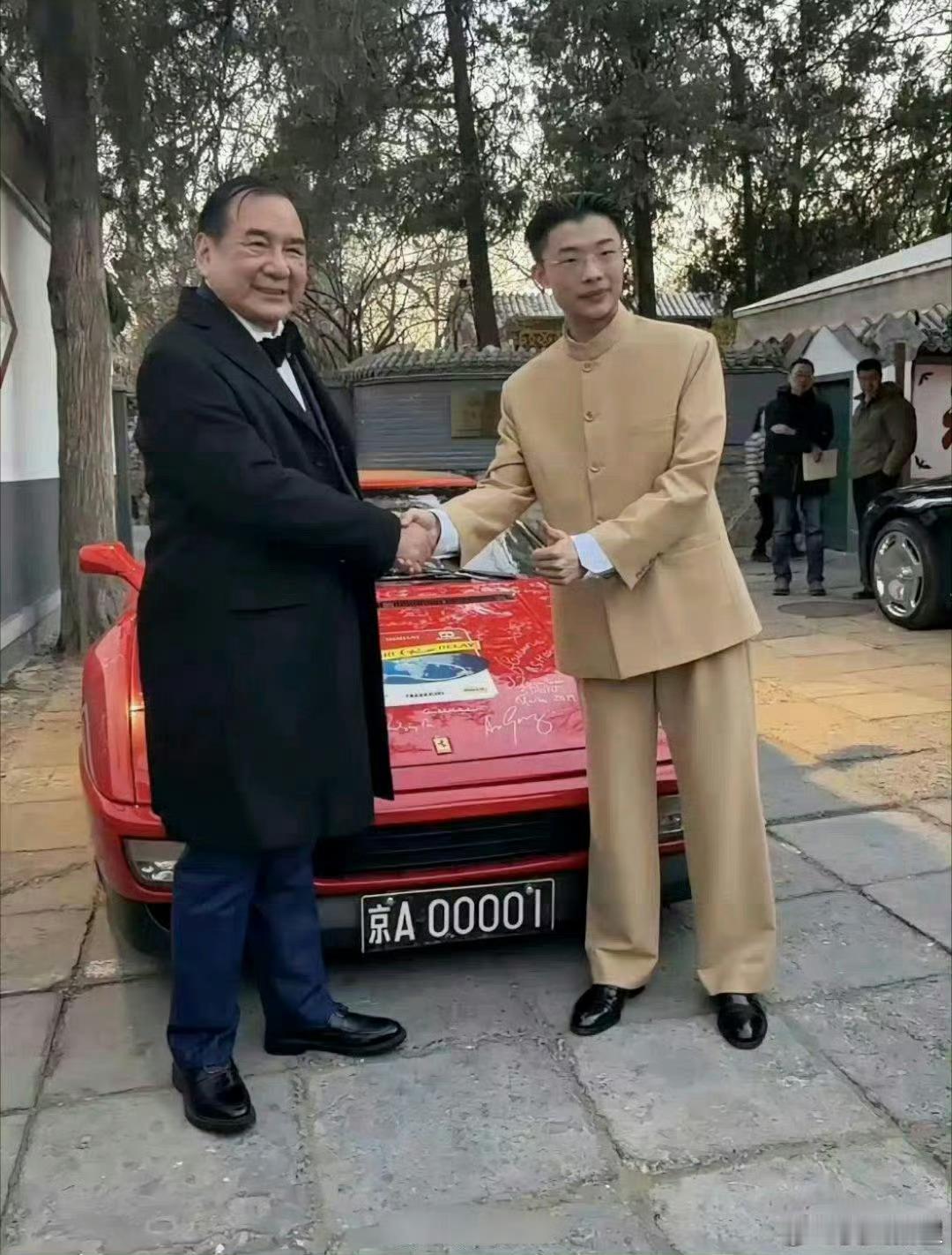 郭有才老师，已混迹于上流了。